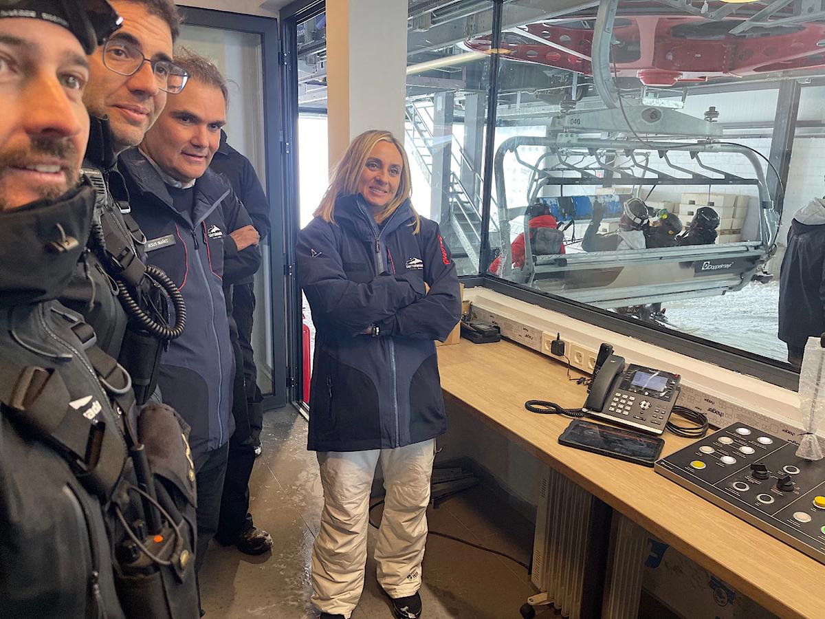La conseillère en développement, aménagement du territoire et logement et présidente de Cetursa Sierra Nevada, Marifrán Carazo, vérifie le fonctionnement du nouveau télésiège Emile Allais.