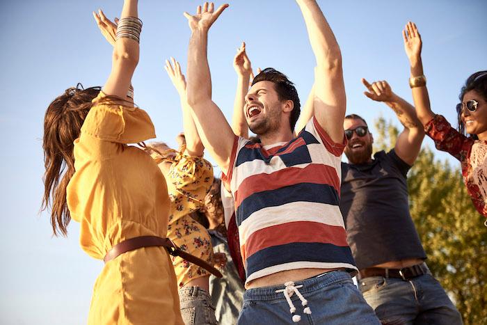 des gens sautent de joie