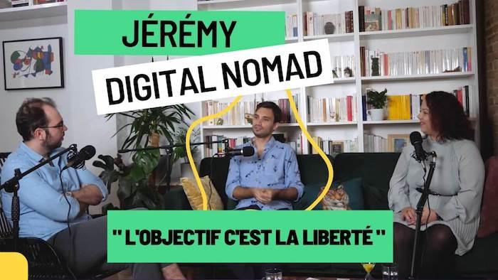 Le digital nomad Jérémy et deux entrepreneurs en train de parler des clichés de l'entrepreneuriat sur un canapé vert