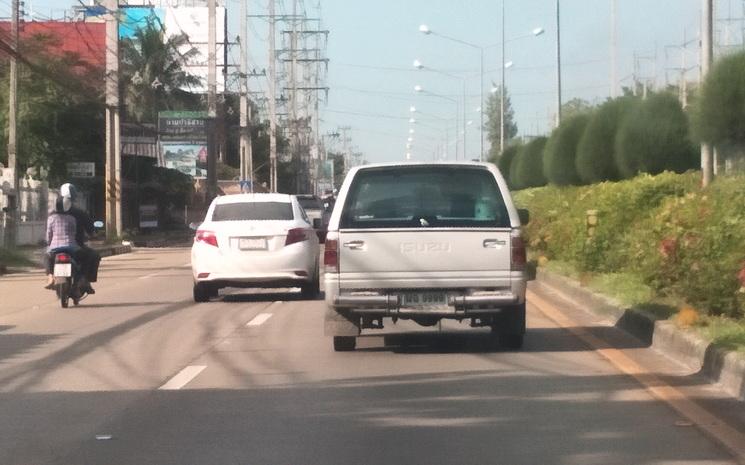Des voitures roulent sur l'autoroute en Thaïlande