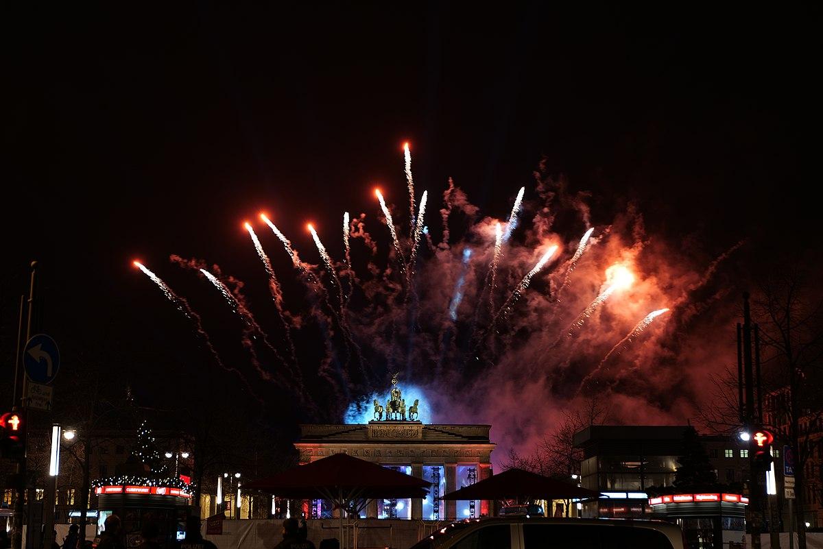 Feux d'artifice au dessus de la Porte de Brandebourg