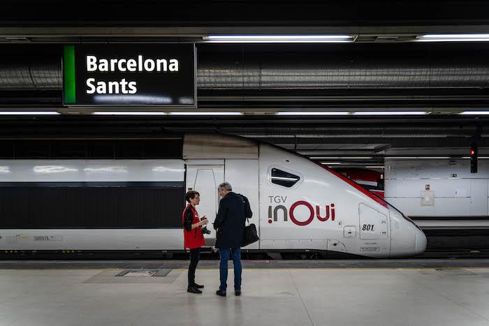 un train TGV INOUI en gare de barcelone