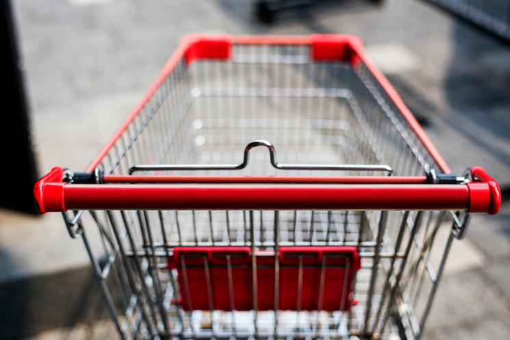 Un charriot vide dans un supermarché
