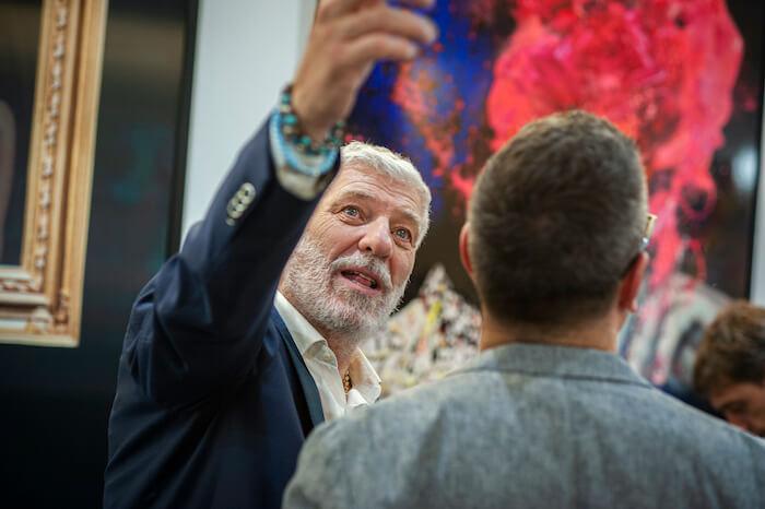 Stephane Alaux en train de prendre un selfie dans sa galerie d'art à Valencia