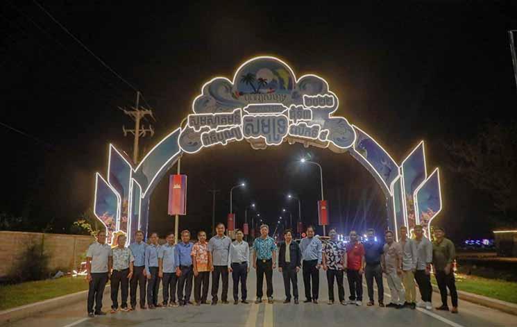 mise en place des decorations lumineuses à Sihanoukville