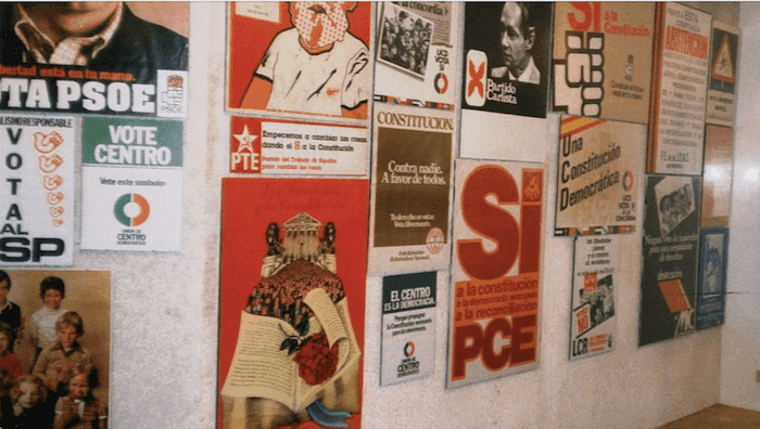 placardage pour le referendum de la constitution en 1978