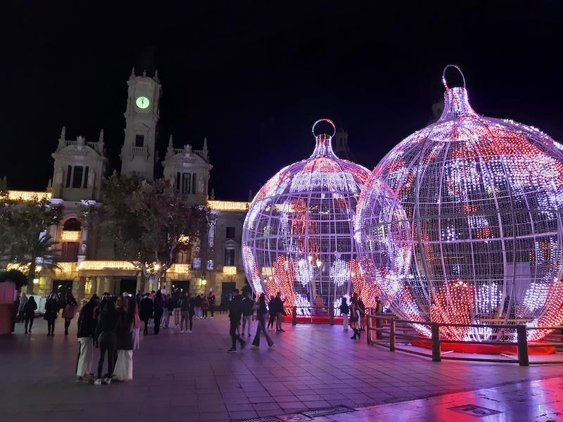 La place de la mairie de Valencia avec deux boules de lumière