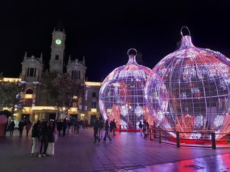 La place de la mairie de Valencia avec deux boules de lumière
