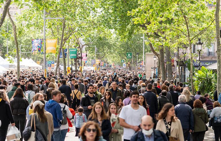 la foule dans une rue de barcelone