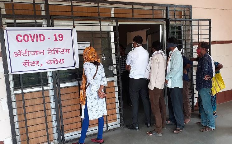 Un centre de test de Covid-19 dans le Maharashtra en Inde