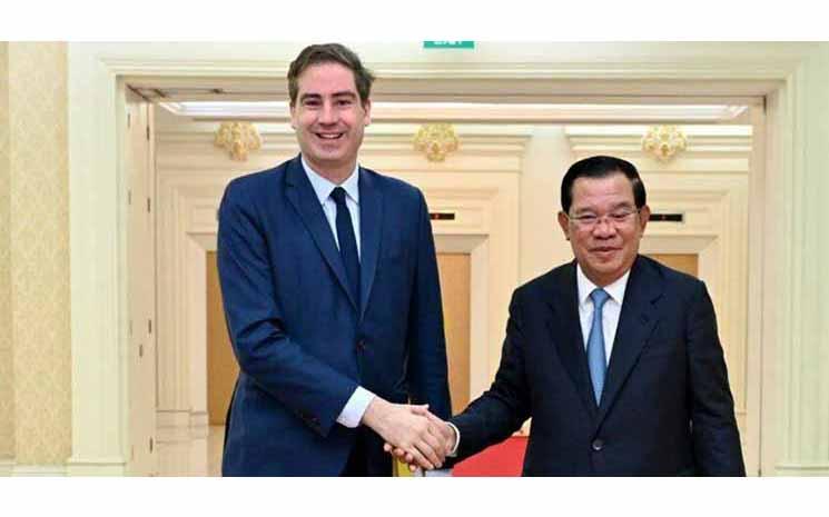 Poignée de main Hun Sen et Olivier Becht