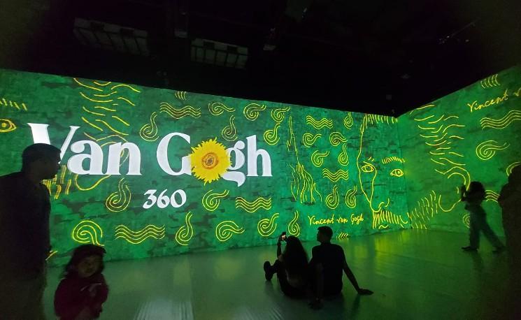 Dans l'expo Van Gogh 360 à Mumbai