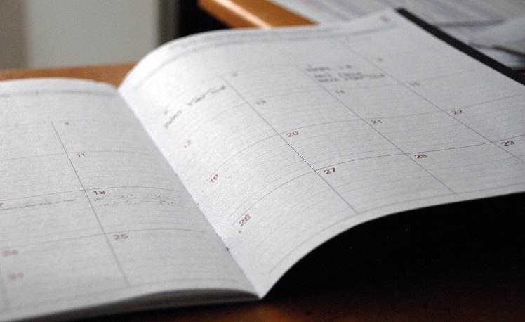 agenda ouvert sur un calendrier des jours fériés en Italie