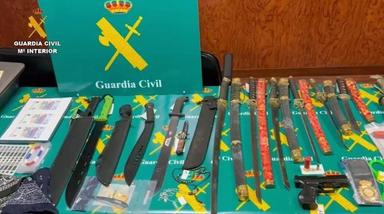 des armes, machettes et couteaux, de gang latino