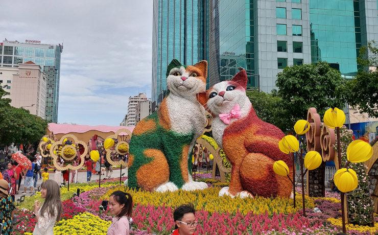 Chats géants sur la rue Nguyen Hue à Saigon