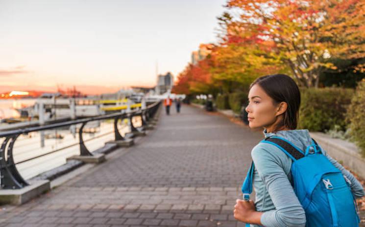 Jeune fille sur un pont avec un sac à dos au Canada