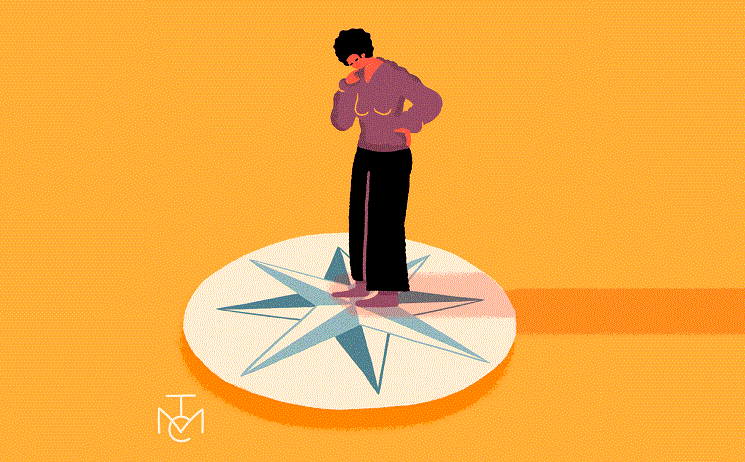 une personne observe une boussole