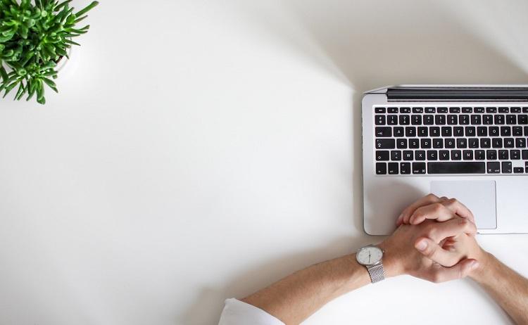 mains croisées sur un ordinateur portable