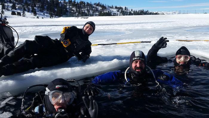 Des plongeurs dans un lac gelé des Pyrénées