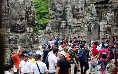 touristes au temple du Bayon Ministère du tourisme