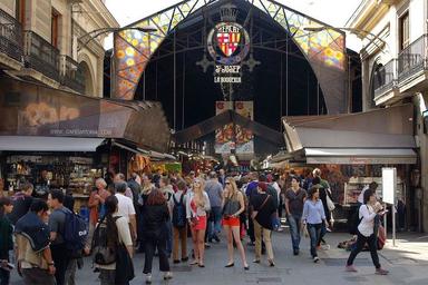 Des touristes à l'entrée du marché de la boqueria à barcelone: Vicente Zambrano González