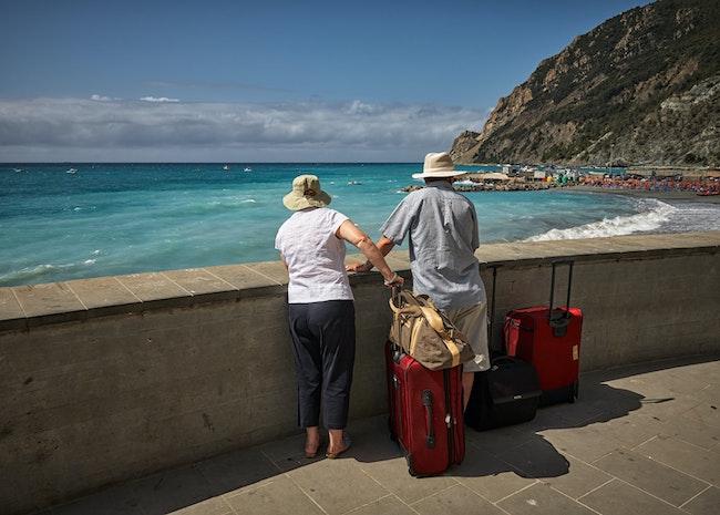 des touristes retraités avec leur valise