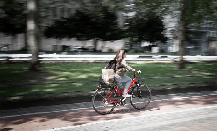 une jeune femme fait du vélo