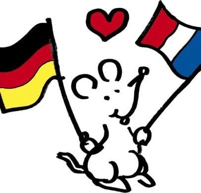 Souris qui tient un drapeau français et un drapeau allemand