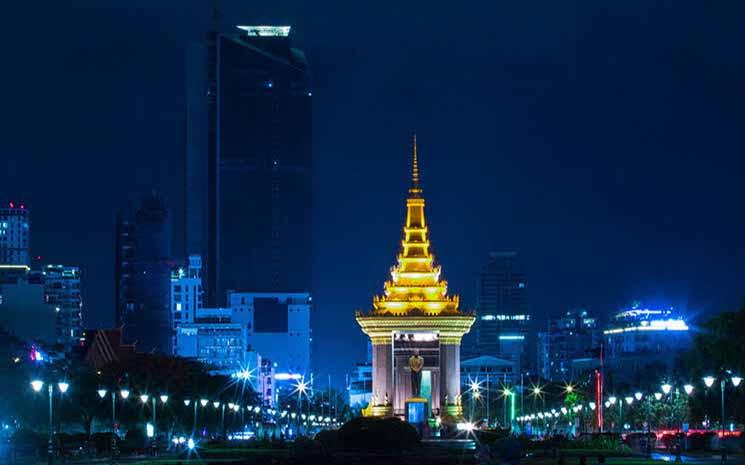 Monument à Sihanouk la nuit Phnom Penh Stome Meng Ean