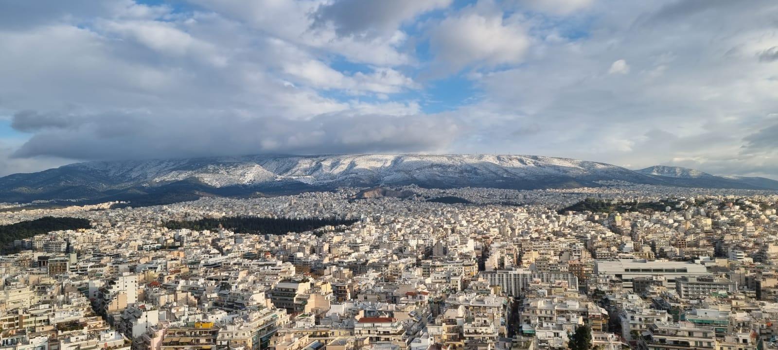 La ville d'Athènes enneigée, les écoles sont fermées