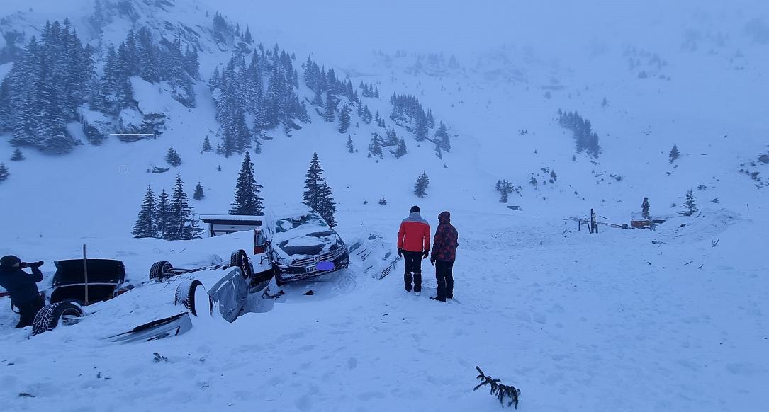 Des sauveteurs évacuent des touristes suite à une avalanche dans les Făgăraș