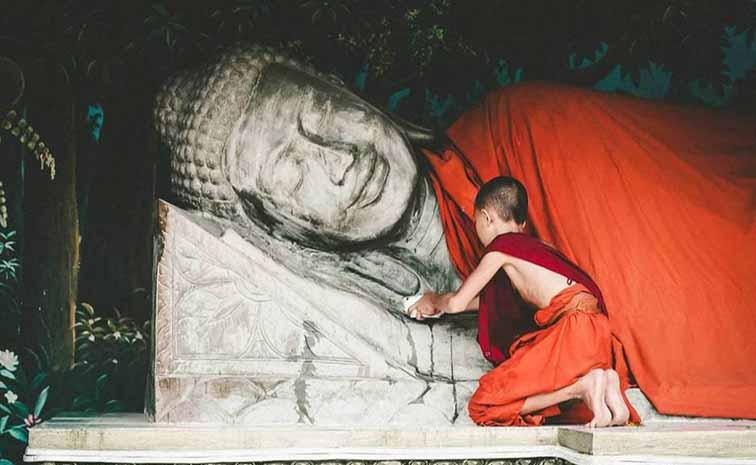bonzillon lavant un statue de bouddha exposition ANAMA Phnom Penh photographie cambodge