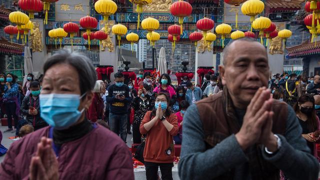 covid en chine durant nouvel an chinois des gens portent des masques et prient