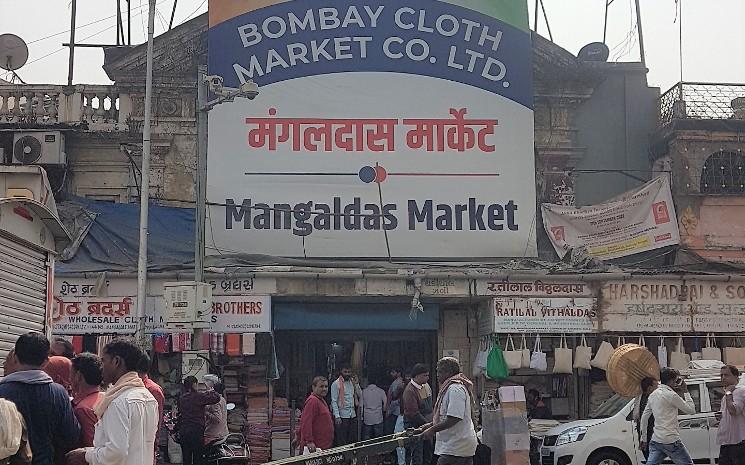 L'entrée principale de Mangaldas market à Mumbai