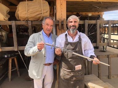 Le forgeron montre l'epee de mario vargas llosa forgée au puy du fou espagne