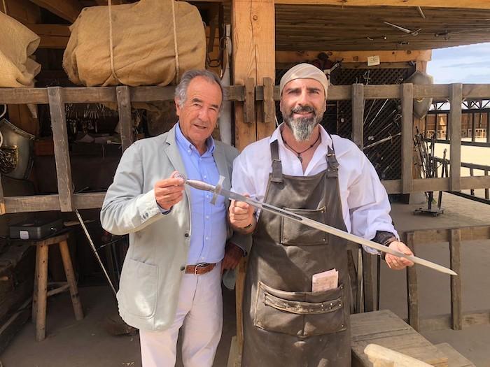 Le forgeron montre l'epee de mario vargas llosa forgée au puy du fou espagne