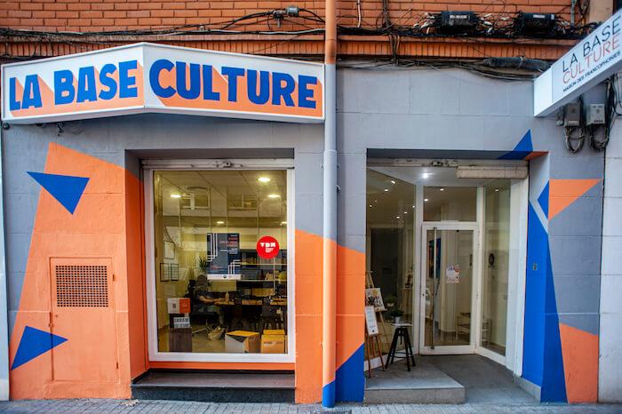 façade orange et bleue de la base culture où a lieu l'exposition "Symptômes" de Julia Tiemann à Valencia