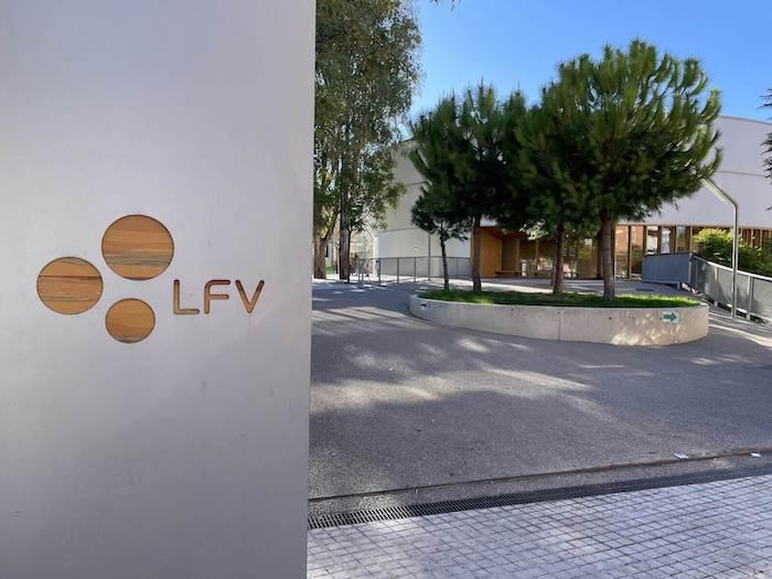 l'entrée du lycée français de valence avec une cour de récréation et des arbres pour la journée portes ouvertes ce 4 mars