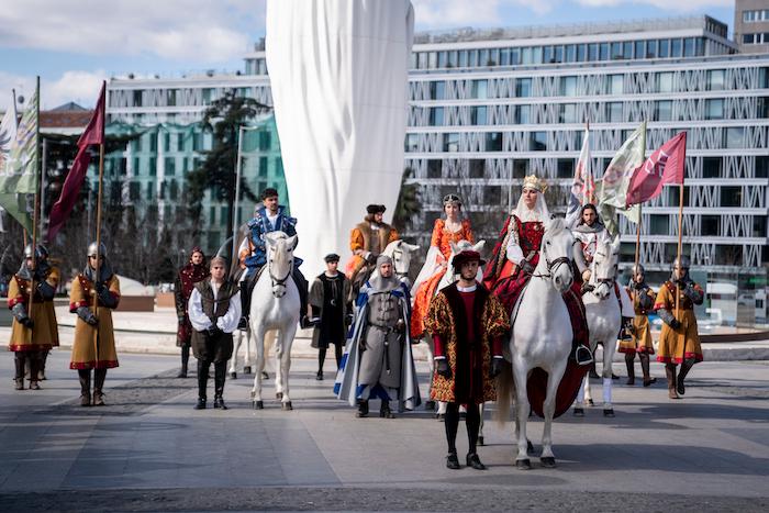 les personnages historiques du puy du fou espagne sur la plaza colon