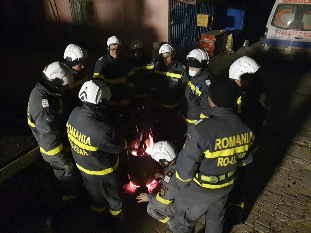 Des sauveteurs roumains libèrent quatre personnes des décombres en Turquie