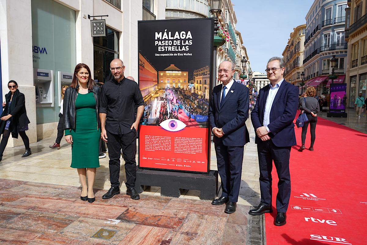 L’exposition l'exposition " Málaga, paseo de las estrellas " sur la Calle Larios inaugurée par le maire de Malaga, Francisco de la Torre, la conseillère à la culture et aux sports, Noelia Losada, le directeur du Festival de Malaga, Juan Antonio Vigar, et le photographe Eloy Muñoz