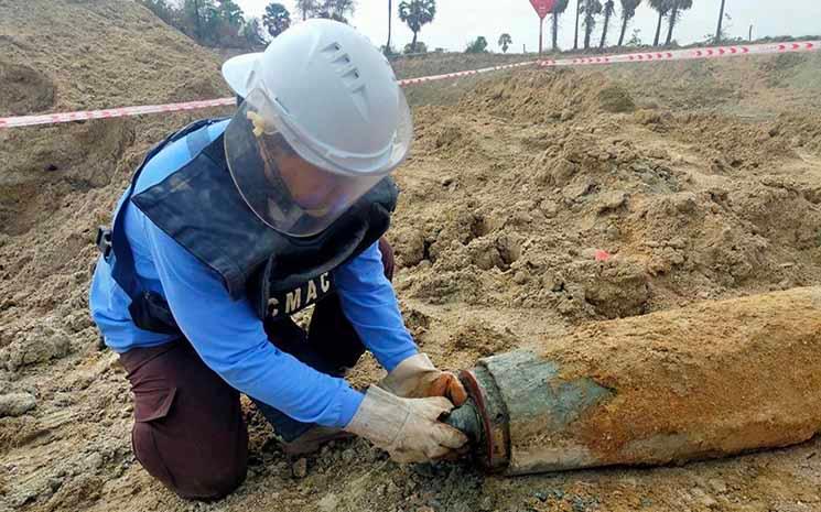 desamorçage d'une bombe au Cambodge.