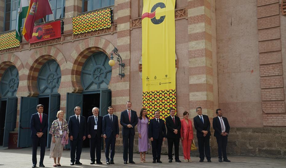 Photo officielle, devant le Teatro Falla, des participants à l'inauguration du Congrès de la langue espagnole, en présence du roi et de la reine d'Espagne, du président de la Junta, du ministre des Affaires étrangères et du maire de Cadix.