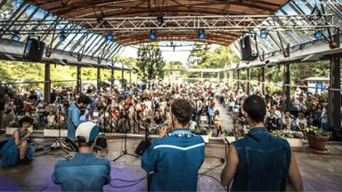 Espace culturel avec une scène et un public en plein air