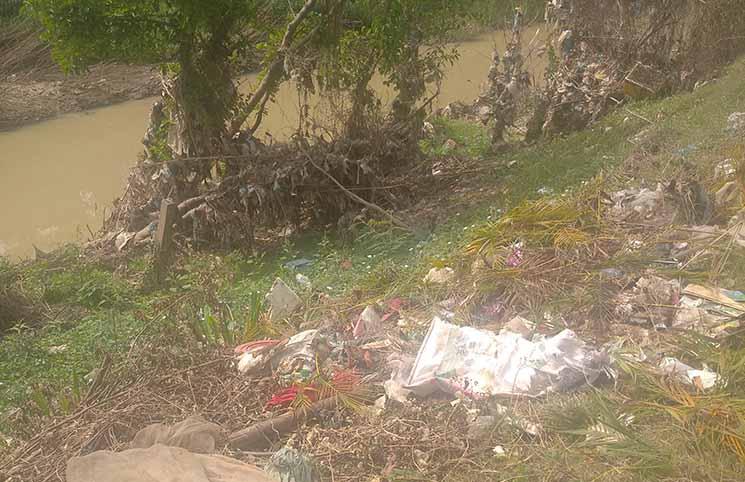 Bord d'une petite riviere à Tak mao