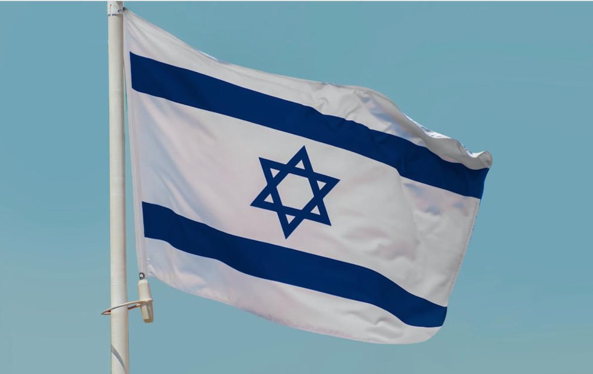 Drapeau d'Israël flottant