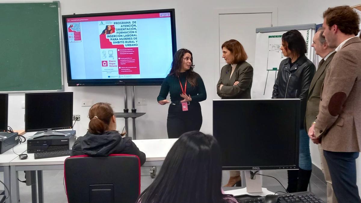 Dans une salle de classe Rocío Blanco explique le Programme d’insertion professionnelle