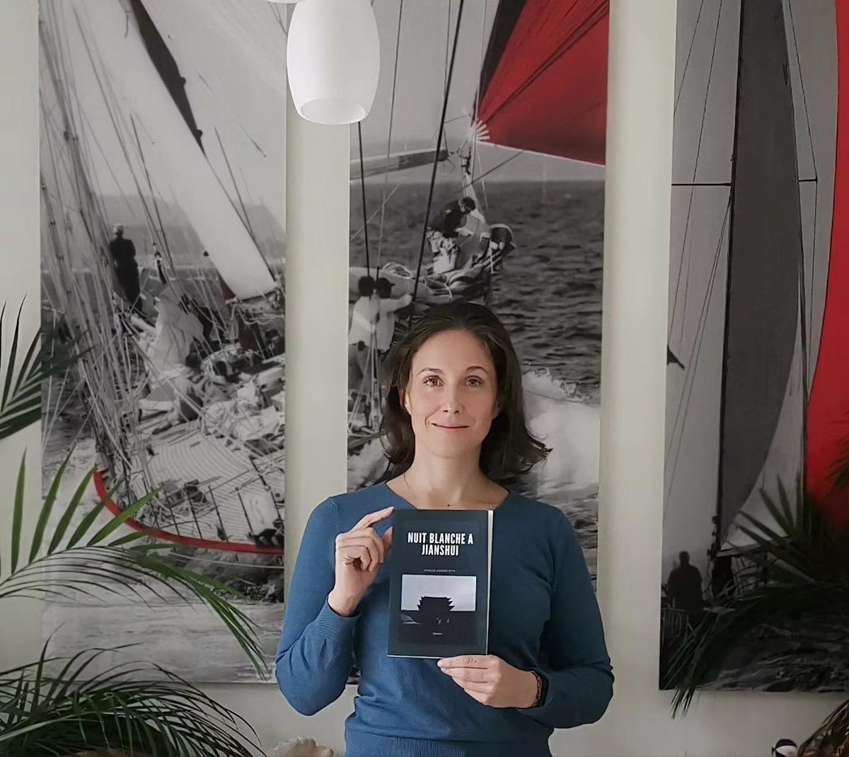 Portait avec livre _Nuit Blanche à Jianshui_.jpeg