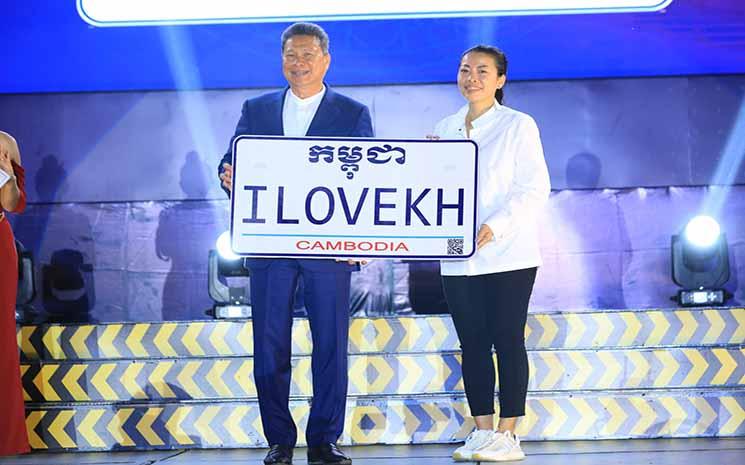 Sun Chanthol personnalisation de plaque d'immatriculation au Cambodge