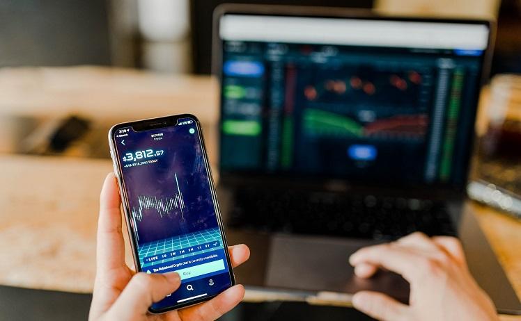 Transaction avec crypto-actifs entre ordinateur et téléphone